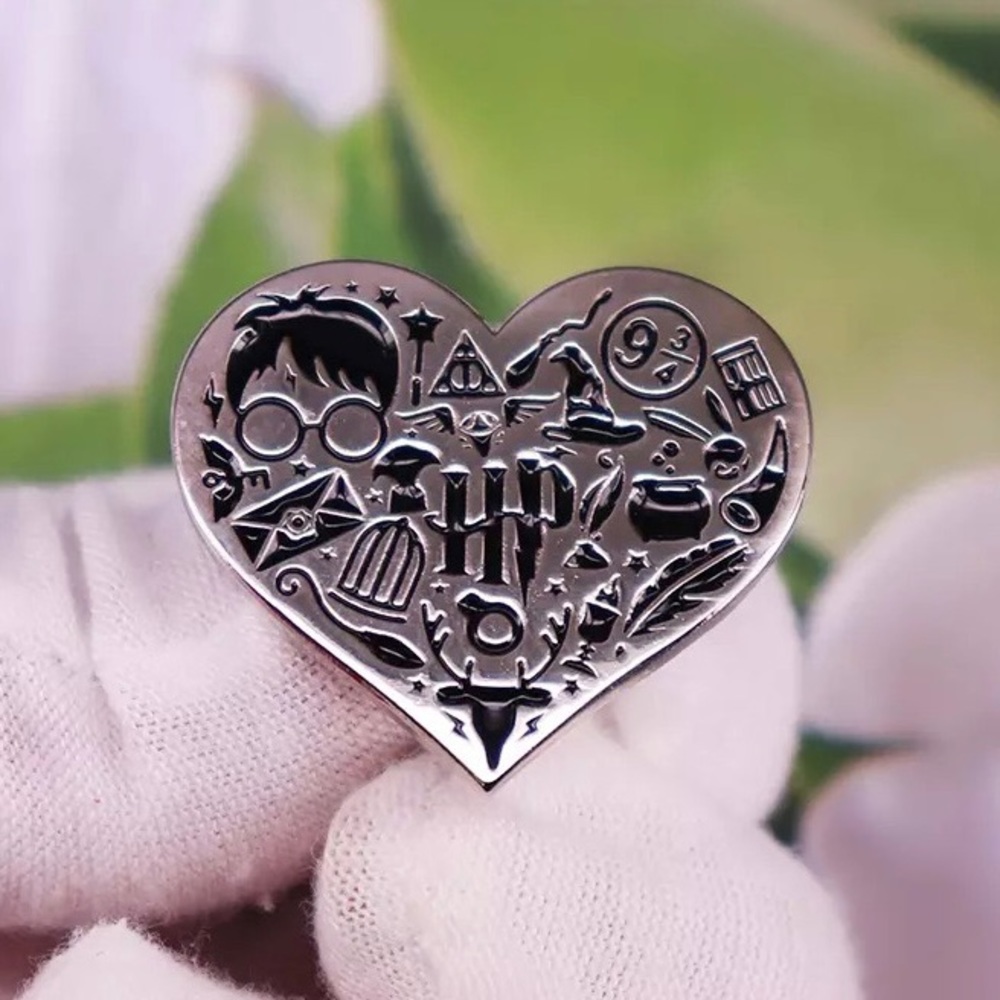 Harry Potter Hogwarts Enamel Pin